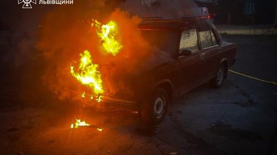 На Дрогобиччині горів автомобіль ВАЗ