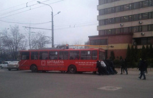 В Івано-Франківську пасажири штовхали тролейбус (фото)