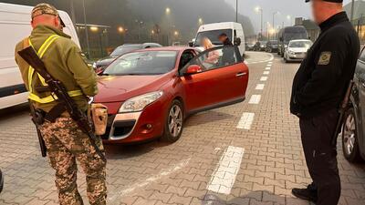 Громадянка Польщі намагалася під ковдрою вивезти хлопця з України