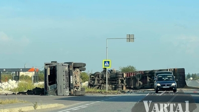 На Львівщині у ДТП перекинулися дві вантажівки