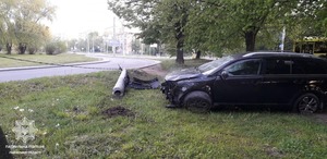 У Львові п’яний водій в’їхав у електроопору (фото)