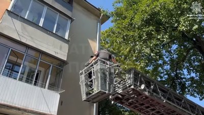 Патрульні врятували чоловіка, якому стало зле у зачиненій квартирі