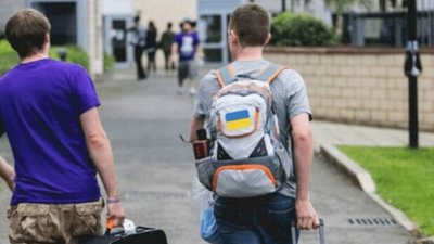У Німеччині вважають, що чоловіки-біженці з України не мають права на виплати і повинні воювати в Україні