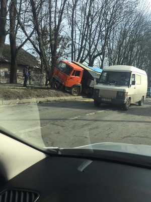 Камаз "поцілував" дерево: автопригода у Львові  (фото, відео)