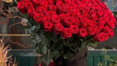 На Львівщині 16-річний хлопець крав гроші через онлайн-банкінг і витрачав їх на розкішні букети квітів (ФОТО)