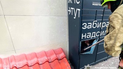 Поліція покарала батьків неповнолітньої дівчини, яка зачинилася у поштоматі (ВІДЕО)