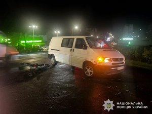 Фото: Поліція Львівської області. Електровелосипед і мікроавтобус Volkswagen Transporter після зіткнення у Трускавці.