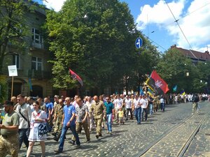 Героям Слава! У Львові проходить урочиста хода біля пам'ятника Степанові Бандері (ВІДЕО, ФОТО)