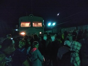 На Львівщині незадоволені пасажири перекривали рух електричці (фото, відео)