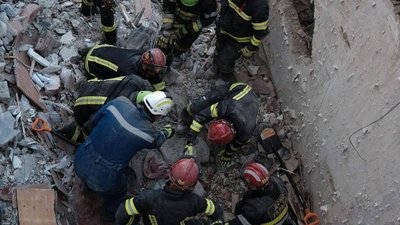 Кількість загиблих внаслідок  російського удару по Києву зросла до 28