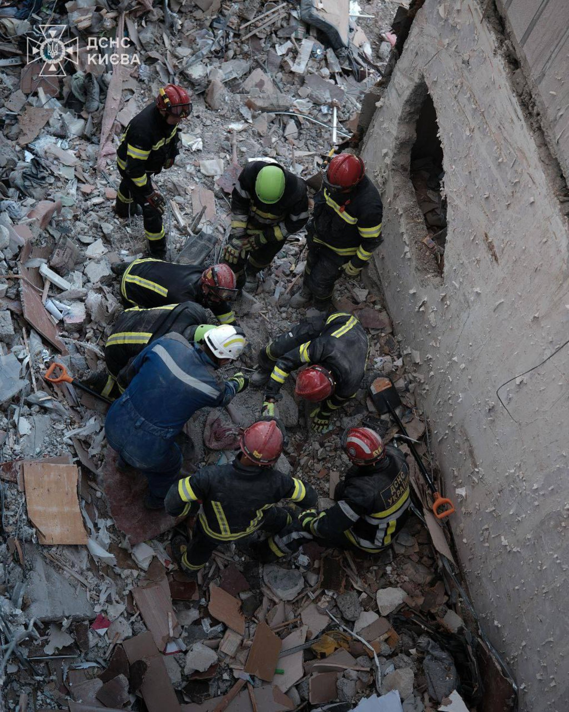 Кількість загиблих внаслідок  російського удару по Києву зросла до 28