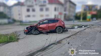 На Прикарпатті у ДТП автомобіль протаранив електроопору