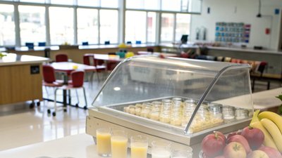 Оприлюднено перелік страв та продуктів, які заборонили для реалізації у шкільних буфетах та їдальнях