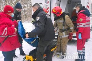 На Хмельниччині поліцейські та рятувальники винесли з палаючого будинку двох жінок