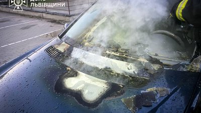 У Львівському районі  горіли автомобілі Mercedes C200 та Volkswagen Touran (ФОТО)