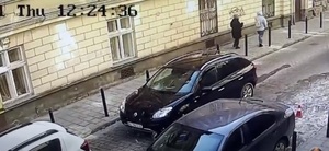 Із будинку у Львові на автомобіль відпав шмат фасаду: відео (відео)