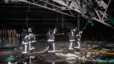 На Хмельниччині через російську атаку горіло підприємство