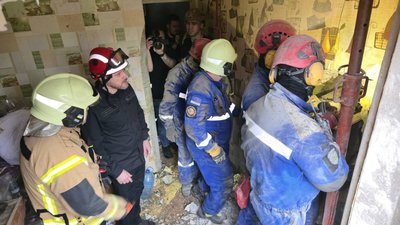 Дивовижний порятунок у Києві: чоловіка витягли з-під завалів зруйнованого під'їзду