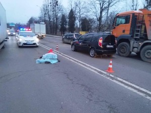 У Львові під колесами автомобіля загинула жінка