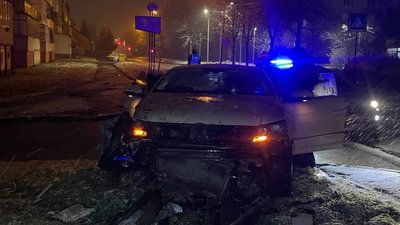 У Львові п’яна жінка збила дорожній знак та рекламний стенд