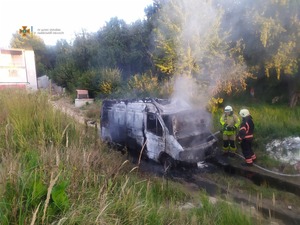 Неподалік Львова спалахнув і повністю згорів мікроавтобус (ФОТО)