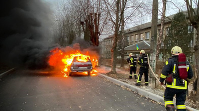 Припаркував на узбіччі: на Львівщині згорів автомобіль, поки власник відводив дітей до школи (ФОТО)