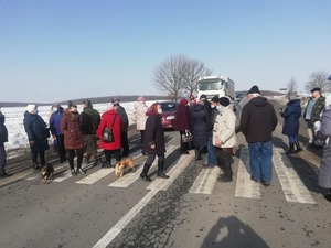 На Львівщині перекрили трасу проти закриття хоспісу (фото)