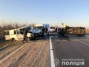 На трасі "Одеса–Рені" зіткнулися маршрутка та два вантажні автомобілі: є загиблі (фото)