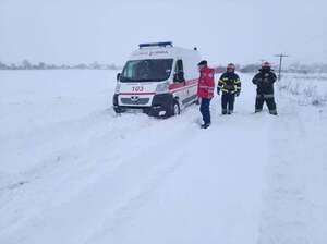 За добу на Львівщині рятувальники відбуксирували 10 авто швидкої допомоги