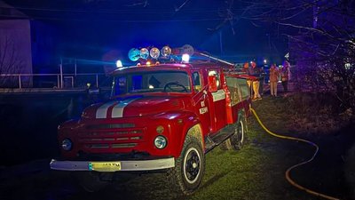 Рятувальники на Дрогобиччині врятували чоловіка з палаючого будинку