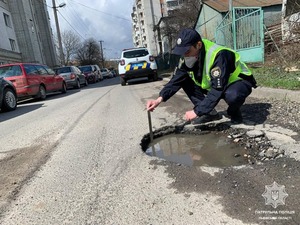 Весна прийшла, ями "повилазили": у Львові патрульні розпочали огляд доріг (фото)