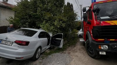 На Львівщині деблокували водія з розтрощеної автівки