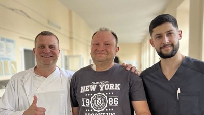 У Львові хірурги успішно видалили пухлину на шиї, з якою чоловік ходив 15 років