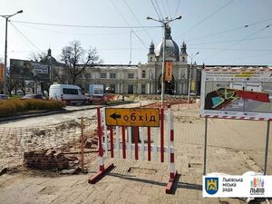 У Львові триває оновлення пл. Двірцевої: у планах переключення нового водогону (фото)