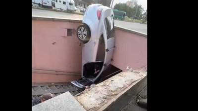 У Києві нетверезий водій залетів просто до підземного переходу та зупинилася у вертикальному положенні: момент ДТП (ВІДЕО)