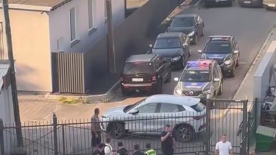 У Луцьку натовп людей пошкодив автомобіль військовослужбовців ТЦК (ВІДЕО)