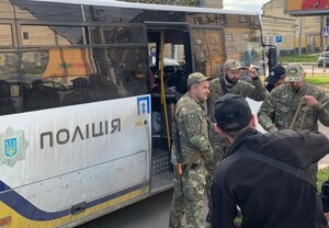 У Львові зустріли поліцейських, які повернулися із зони проведення ООС (фото)