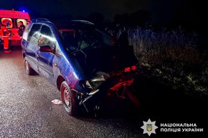 Фото: Поліція Рівненської області. Volkswagen Sharan із пошкодженим капотом на місці ДТП.