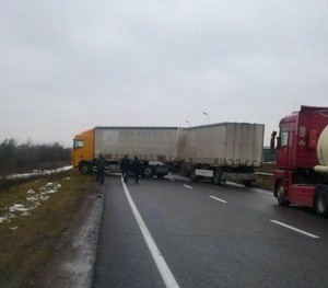 Водії вантажних автомобілів перекрили дорогу до пункту пропуску Краковець (ФОТО)