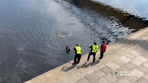 Знайдено тіло людини, яка у Києві впала з атракціону в Дніпро через обрив тросу (ФОТО)