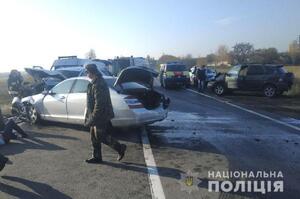 Масштабна аварія поблизу Рівного: шестеро травмованих, рух ускладнений (фото)