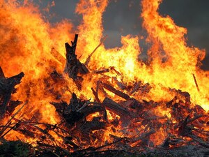 На Львівщині 6 годин рятувльники гасили пожежу на сміттєзвалищі