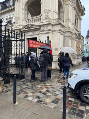 Львів'яни  викликали поліцію за вивішування комуністичної символіки (ФОТО)