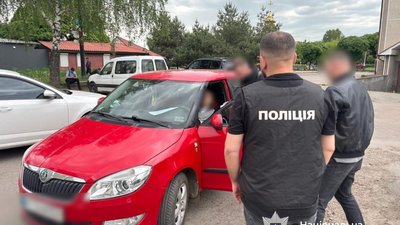 На Прикарпатті державна виконавиця за 3 тисячі доларів «списала» чоловікові 600 тисяч гривень боргу
