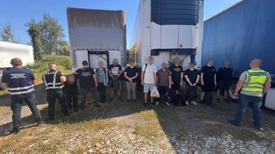 Поліція затримала на Закарпатті вантажівку з чоловіками, які маскувалися під дерев’яні дошки (ФОТО)