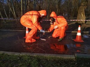 Біля зупинки громадського транспорту у Львові невідомий вилив майже кілограм ртуті (фото, відео)