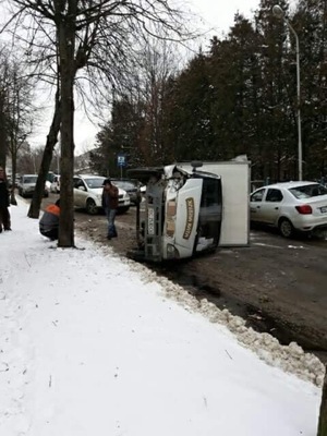 У Львові посеред вулиці перекинулась "Газель"