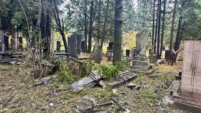 У Рівному російський безпілотник пошкодив понад 10 могил на кладовищі