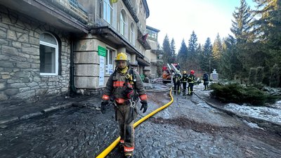 На заході України після новорічної ночі загорівся санаторій (ФОТО, ВІДЕО)