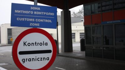 На Львівщині судитимуть ексмитника за псевдоогляд мікроавтобуса з контрабандою